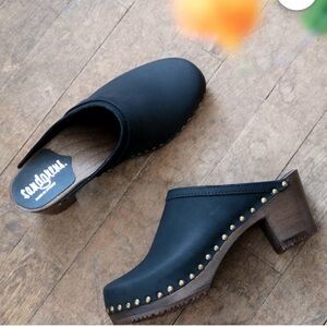Sandgrens midnight blue studded clog